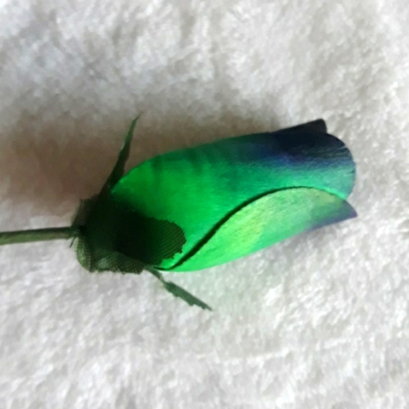 Green wooden rose, 13 inches long - Picture 2 of 6